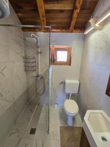 Kúpeľňa v ubytovaní Villa, Stone House with swimming pool & Sauna, Beach, Sevid