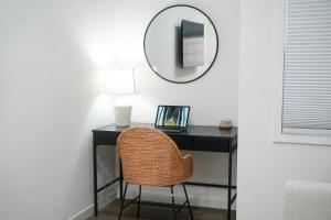 einen Schreibtisch mit einem Stuhl und einem Spiegel in der Unterkunft South O Bungalow 11 - Luxury King Suite + Patio in Oceanside
