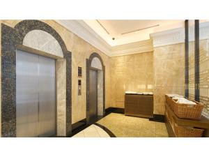 ein Badezimmer mit ebenerdiger Dusche und Waschbecken in der Unterkunft The OneFive Tokyo Kameido - Vacation STAY 64611v in Tokio