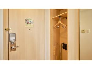 eine Tür mit einem Schild auf einem Zimmer in der Unterkunft The OneFive Tokyo Kameido - Vacation STAY 64595v in Tokio