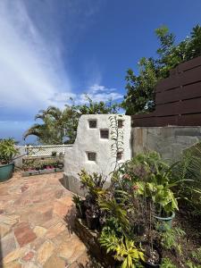 Aed väljaspool majutusasutust Villa Deep Blue Poerava with pool