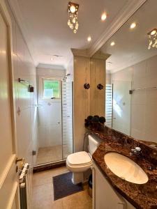 グラマドにあるApto na Borges de Medeirosのトイレ、シャワー、洗面台を備えたバスルーム +14枚の写真