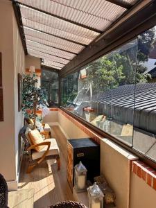 グラマドにあるApto na Borges de Medeirosの大きな窓のある家のバルコニー