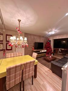 グラマドにあるApto na Borges de Medeirosのリビングルーム(ダイニングテーブル、クリスマスツリー付)