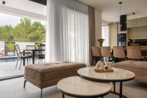 un soggiorno con un divano e un tavolo di Luxury Villa Vesper- Private Heated Pool, Hot Tub, Rooftop terrace a Vodice