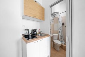een kleine badkamer met een wastafel en een toilet bij Cozy studio near city in Praag +33 foto's