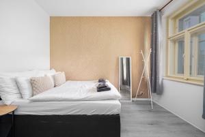 een groot bed in een kamer met een raam bij Cozy studio near city in Praag