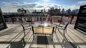 two chairs on a balcony with a view of the city at 5 mins to Midtown Central New Luxury Corner 2b2b Apt with Amazing City View in Long Island City