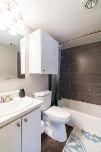 アーリントンにあるStratton 205-v I Spacious 1 Bed 1 Bathのトイレ、洗面台、浴槽を備えたバスルーム