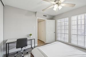 アーリントンにあるStratton 205 I Spacious 1 Bed 1 Bathのベッドルーム1室(ベッド1台、デスク、シーリングファン付) +16枚の写真