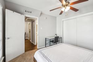 アーリントンにあるStratton 205-v I Spacious 1 Bed 1 Bathのベッドと天井扇風機のある寝室 +16枚の写真
