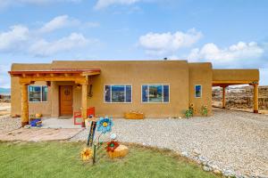 a small house in the middle of a field at Margaritavilla in El Prado