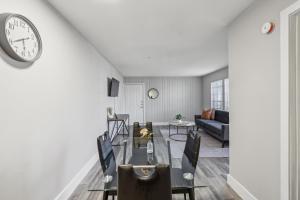 アーリントンにあるStratton 205 I Spacious 1 Bed 1 Bathのダイニングルーム(テーブル、壁掛け時計付)