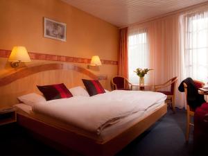- une chambre avec un grand lit dans l'établissement Hotel Weinhof, à Cochem