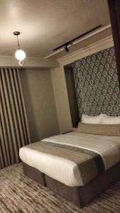a bedroom with a large bed in a room at شقق ماي هوم 2 in Al Madinah