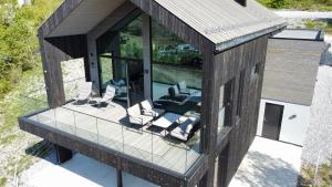 una vista dall'alto di una casa con vetrate di The Panoramic Chalet a Stranda