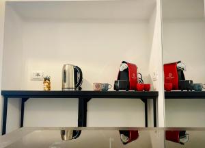 a counter with appliances on it in a room at Dal Maestro Bed&Comfort in Gioia del Colle