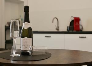 a bottle of wine and a glass on a table at Dal Maestro Bed&Comfort in Gioia del Colle +9 photos