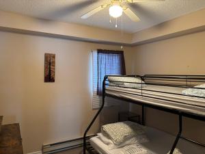 A bed or beds in a room at Waterfront Cottage Near Toronto Private Dock, Water Crafts, BBQ Wi-Fi - Sleeps 4