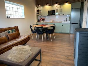 a living room with a couch and a table and a kitchen at Melgar's Place, Bajo con terraza in Santo Domingo de la Calzada