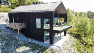 una vista dall'alto di una casa nera con un ponte di The Panoramic Chalet a Stranda
