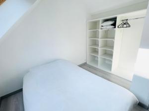 カレーにあるMaison centre villeのベッドとクローゼットのある寝室 +3枚の写真