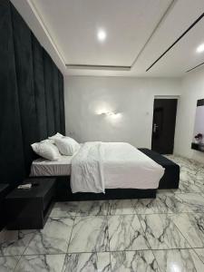 Tempat tidur dalam kamar di Fayhvor property
