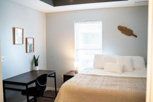 Ένα ή περισσότερα κρεβάτια σε δωμάτιο στο Chic City Apartment with parking Canal View RoofDeck