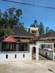 Billede fra billedgalleriet på Villa Kusuma Pinus 3 Bedroom with Pool i Batu