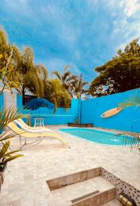 La alberca dentro o cerca de Suite Chalé com hidromassagem e piscina em Ipanema