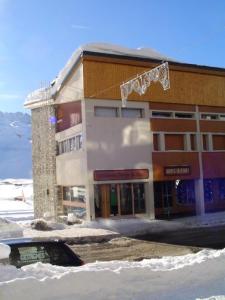 budynek z zawieszonym na śniegu znakiem w obiekcie Résidence Neige Et Soleil - Studio 4 personnes à Tignes au pied des pistes et proche des commerces dans le quartier du Rosset. Studio très bien agencé avec MAE-1806 w mieście Tignes