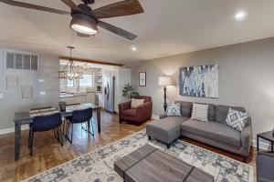 Posezení v ubytování DeSoto Haven