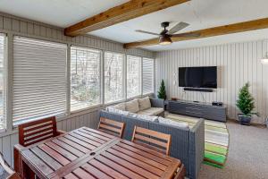 TV a/nebo společenská místnost v ubytování DeSoto Haven