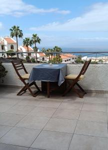 Ein Balkon oder eine Terrasse in der Unterkunft Apartment with ocean view in Costa Adeje