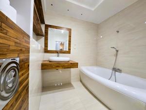 Ένα μπάνιο στο ApartStars - Raginisa #1 +8 φωτογραφίες