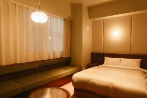 Postel nebo postele na pokoji v ubytování Hotel Vintage Tokyo Meguro Fudomae