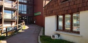 Zdjęcie z galerii obiektu Résidence Lauzieres - Studio 5 personnes skis aux pieds et proche des commerces dans le village du Charvet à Arc 1800 MAE-2058 w mieście Arc 1800 +7 zdjęć