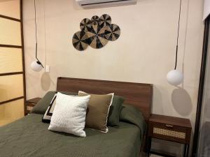 プラヤ・デル・カルメンにあるDepartamento Planta Baja 01 By Rotamundosのベッドルーム1室(ベッド1台、壁掛け時計付) +10枚の写真