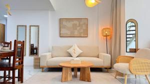 منطقة جلوس في Palm Grove Elegant 2BR Oasis