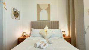 سرير أو أسرّة في غرفة في Palm Grove Elegant 2BR Oasis