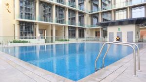المسبح في Palm Grove Elegant 2BR Oasis أو بالجوار