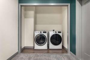 2 lavadoras en una lavandería en Dynamic Stay Connected Comfort Steps from Atrium, en Macon