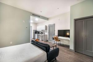 Køkken eller tekøkken på Dynamic Stay Connected Comfort Steps from Atrium