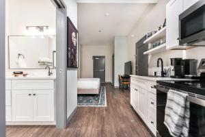 Køkken eller tekøkken på Dynamic Stay Connected Comfort Steps from Atrium + 16 billeder