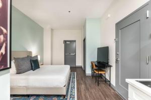 Et tv og/eller underholdning på Dynamic Stay Connected Comfort Steps from Atrium