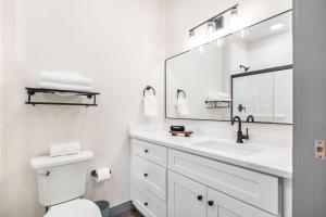 Et badeværelse på Dynamic Stay Connected Comfort Steps from Atrium