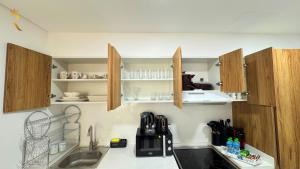 مطبخ أو مطبخ صغير في Palm Grove Elegant 2BR Oasis