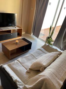 ein großes Bett im Wohnzimmer mit TV in der Unterkunft Inas Urquiza I in Santa Rosa