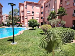 ein Resort mit einem Pool und Gebäuden in der Unterkunft Appartement de luxe Résidence Majorelle in Marrakesch