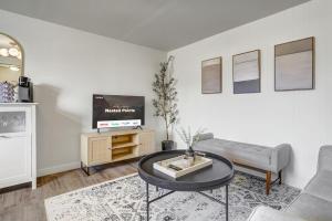 Kuchyň nebo kuchyňský kout v ubytování Nested Pointe Downtown w Workspace & Fire Pit